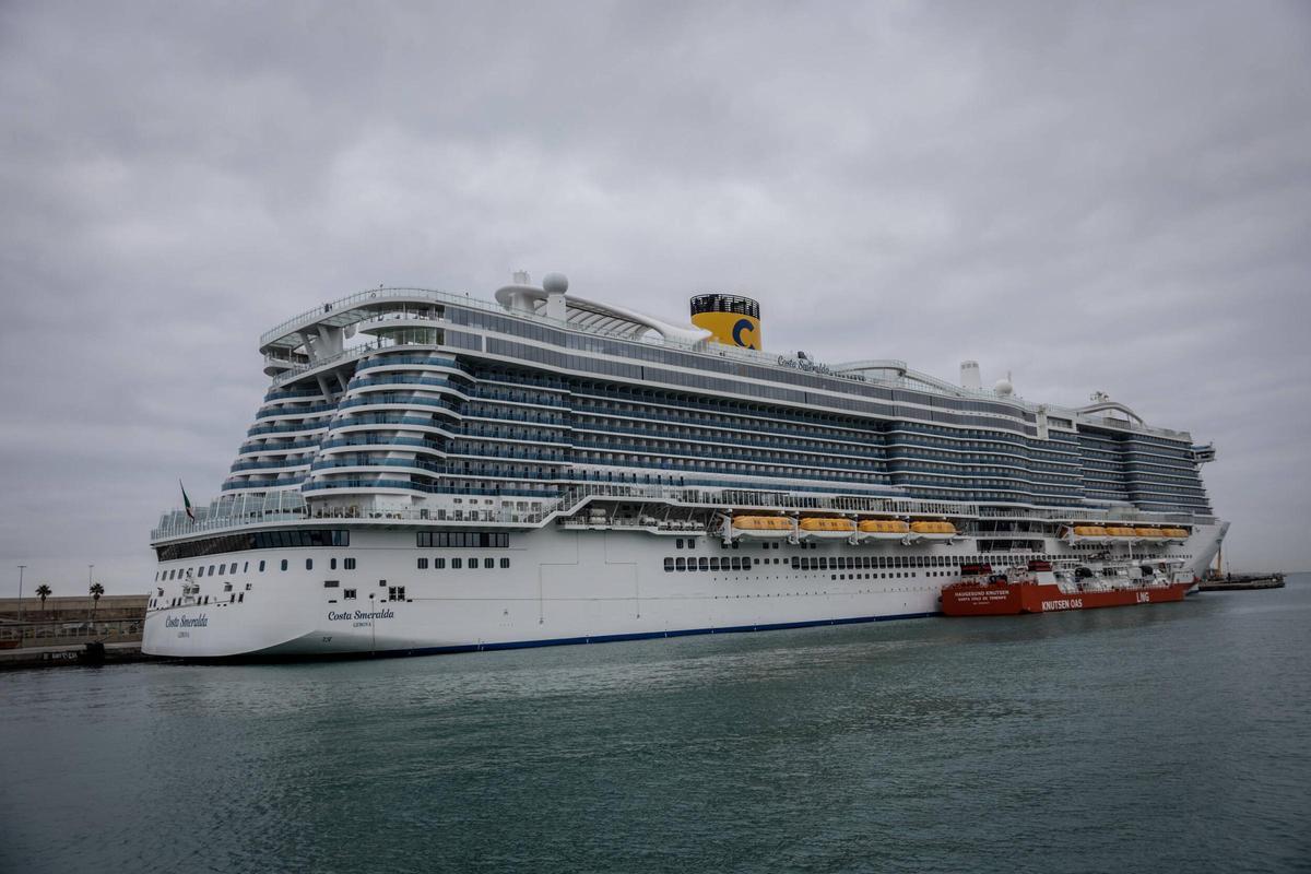 La gabarra del Port de Barcelona que suministra gas natural licuado (GNL) abastece a un crucero de Costa Cruceros.