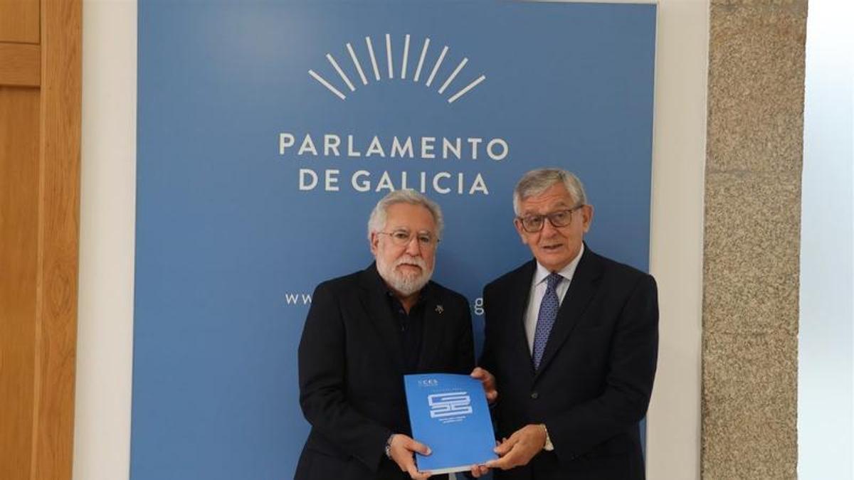 El presidente del Parlamento de Galicia, Miguel Santalices y el presidente del CES, Manuel Pérez, en el Parlamento durante la entrega del informe anual del Consello Económico e Social.