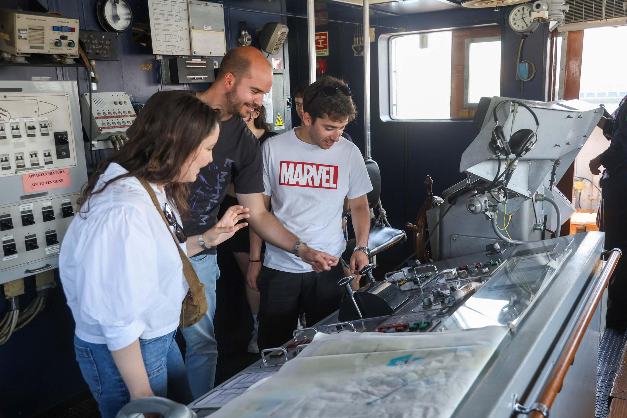 El buque 'San Giorgio', de la Armada de Italia, atraca en A Coruña en una visita no oficial