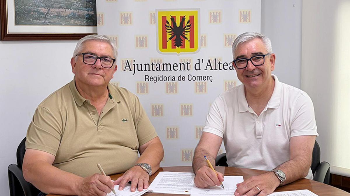 El concejal de Comercio, Jose Maria Borja (a la derecha), y el presidente de AHEA, Juan Abril, durante la firma del convenio de colaboración.