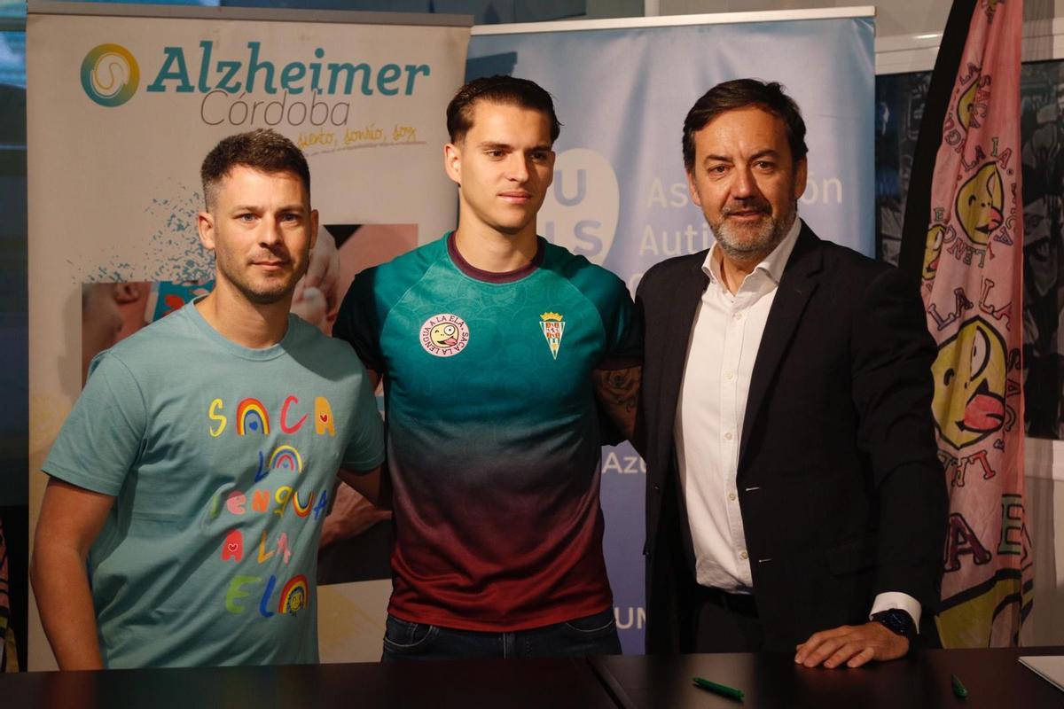 Aguilar y Monterrubio, junto a Álex Sala, con la camiseta de la lucha contra la ELA.