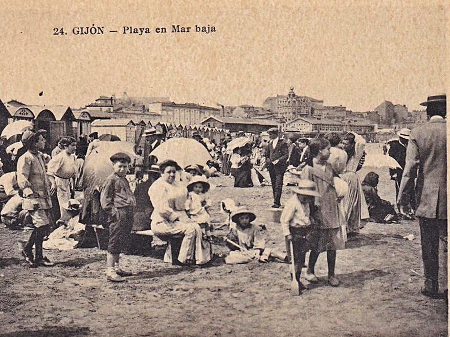 Postal de la playa de Gijón editada en 1913.