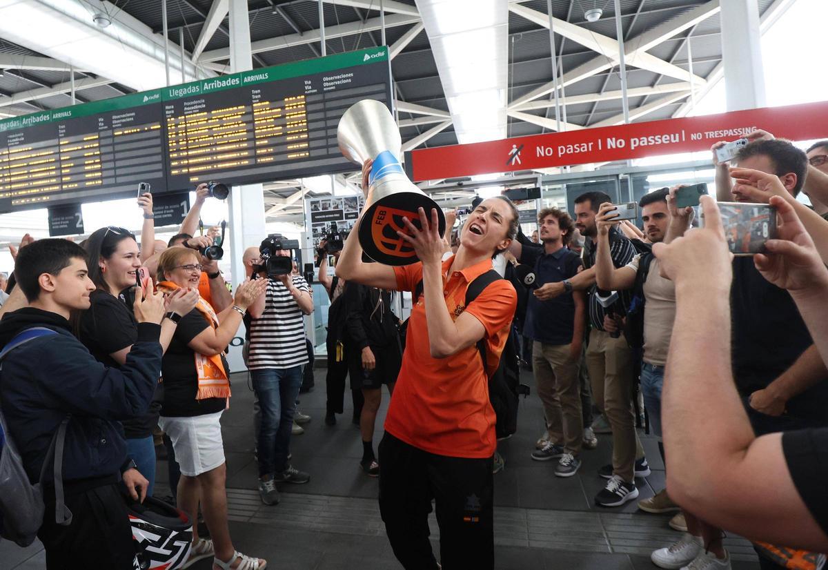 Queralt Casas, primera capitana del equipo, con la copa del título de LF Endesa