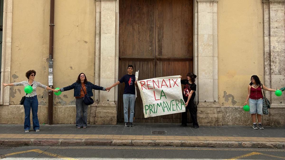 Cartel con el lema 'Renaix la primavera' en el IES Lluis Vives de València