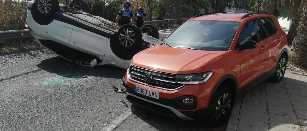 Accidente entre dos vehículos en la carretera de Lomo Blanco.