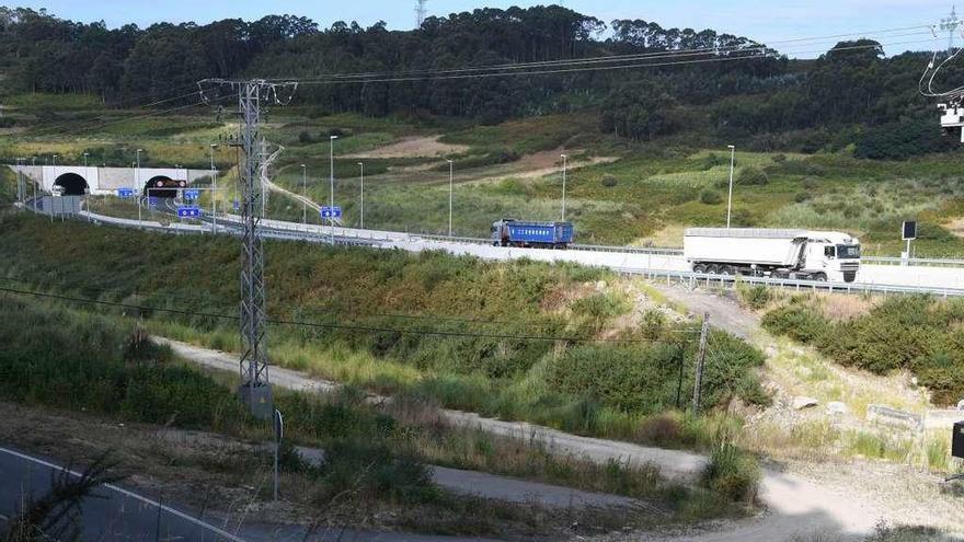 Autovía de acceso a Langosteira, que está situada al lado de la zona por la que discurrirá la senda.