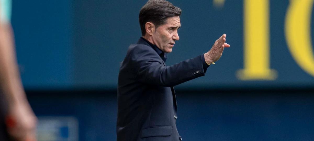 Marcelino da instrucciones a su equipo en la victoria por 5-1 ante el Levante