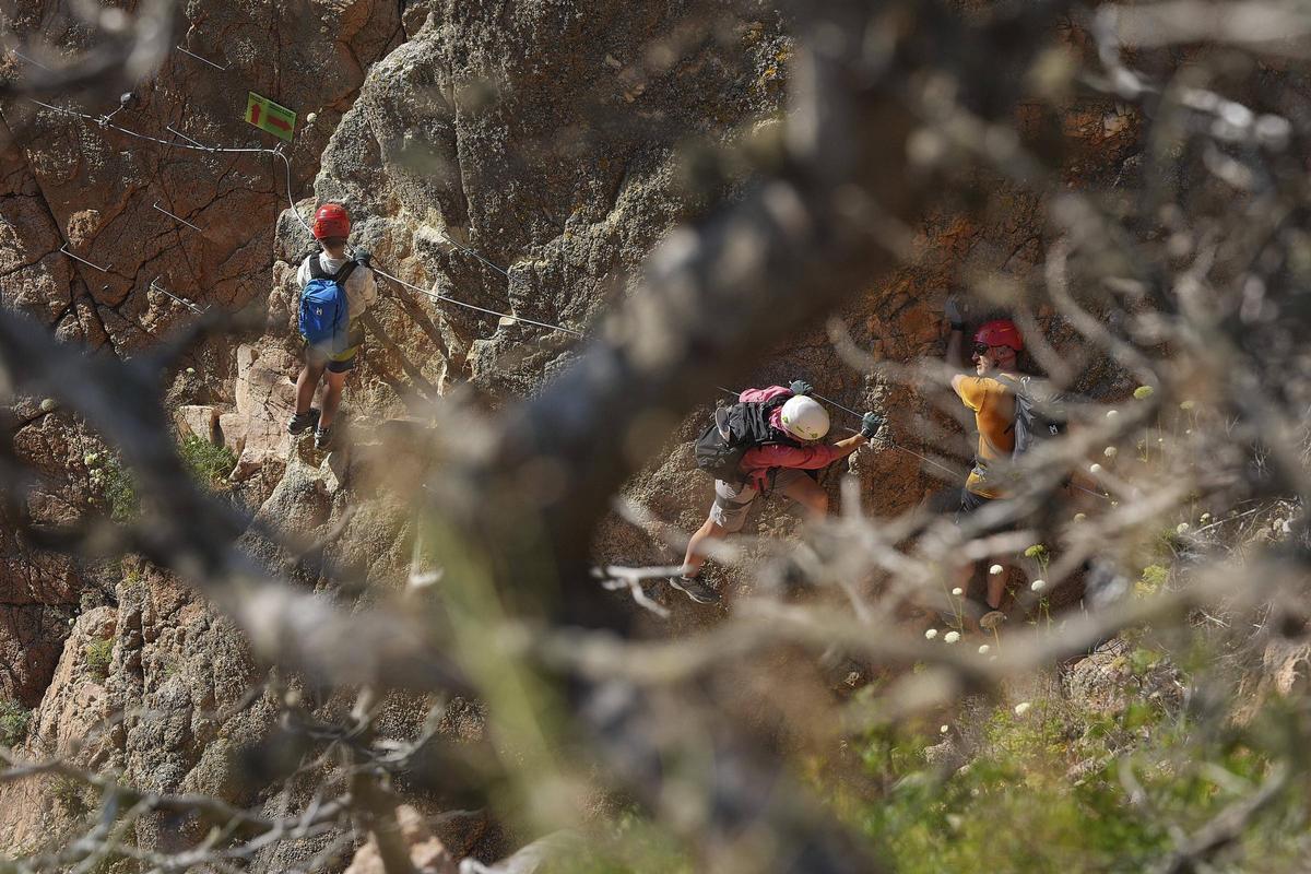 Les imatges de la via ferrada de la Cala del Molí que hauran de desmantellar Les imatges de la via ferrada de la Cala del Molí que hauran de desmantellar