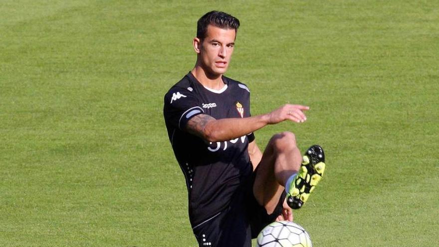 Luis Hernández golpea el balón en el entrenamiento de ayer.