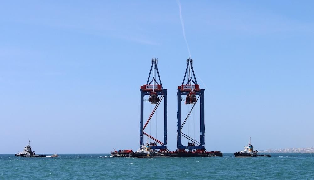 Las grúas del puerto de Málaga, camino de Valencia