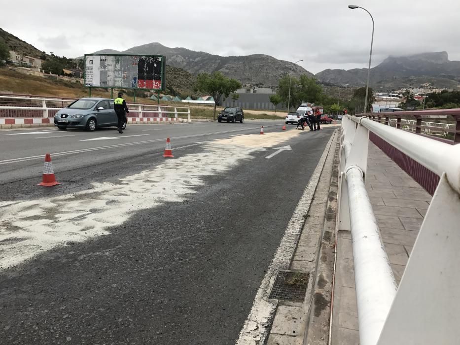 Un autobús urbano provoca un derrame de aceite en La Torreta de Elda