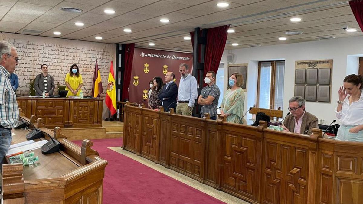 El concejal de Ciudadanos y exalcalde de Benavente, Jesús María Saldaña, sentado durante el minuto de silencio contra la violencia machista.