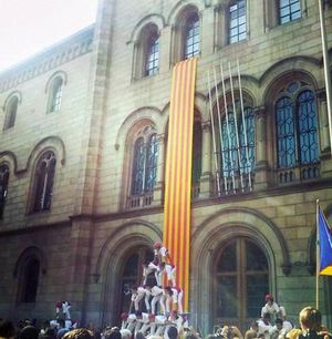 Imatge d’un castell aixecat dins de les activitats de la Diada.