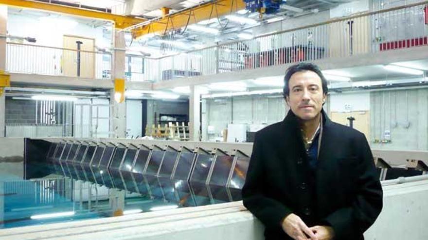 Gregorio, en su laboratorio de Plymouth, junto al tanque de oleaje para ensayos de convertidores de energía marina.
