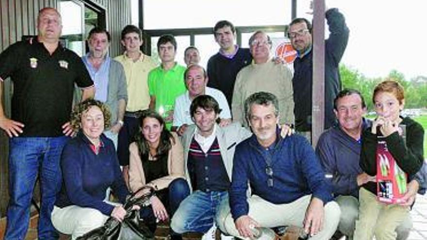 Arriba, los participantes en el torneo de golf adaptado; a la izquierda, vencedores del Llanes Cenor.  / benjamín lebrato