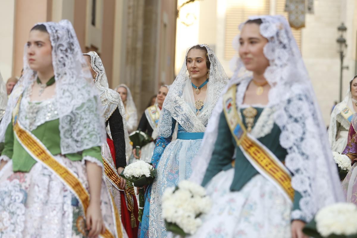Todas las fotos de la Ofrenda del 18 de marzo por la calle de la Paz hasta las 19:30 horas