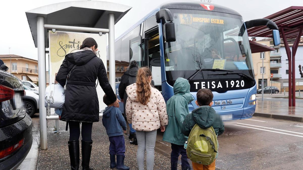Un grup d'infants usuaris del servei de transport escolar a Sant Julià de Ramis.