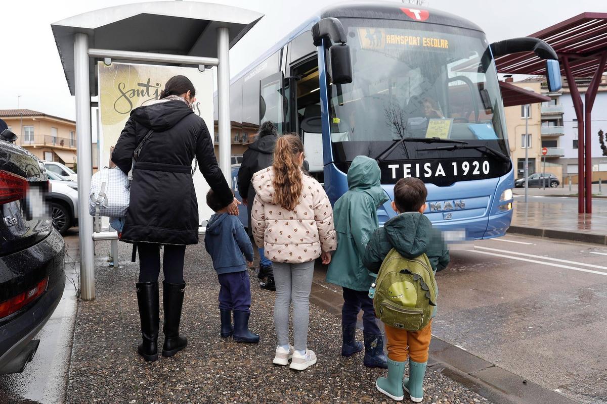 Un grup d'infants de Sant Julià de Ramis usuaris del servei de transport escolar, fa uns dies.