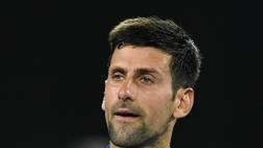 Djokovic ahorra energías por el abandono de Nishikori