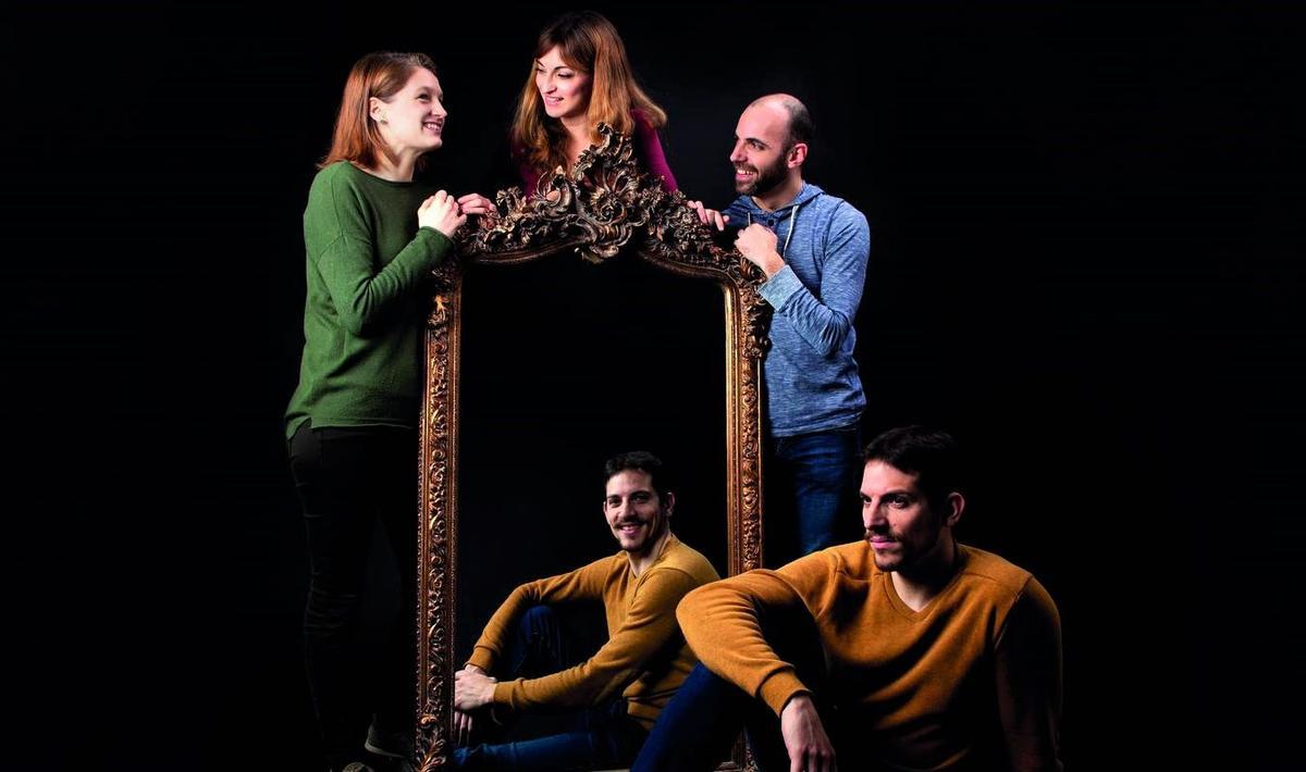 El Teatre Sagarra de Santa Coloma incorpora una tecnologia per facilitar el seguiment dels espectacles a persones amb audiòfon