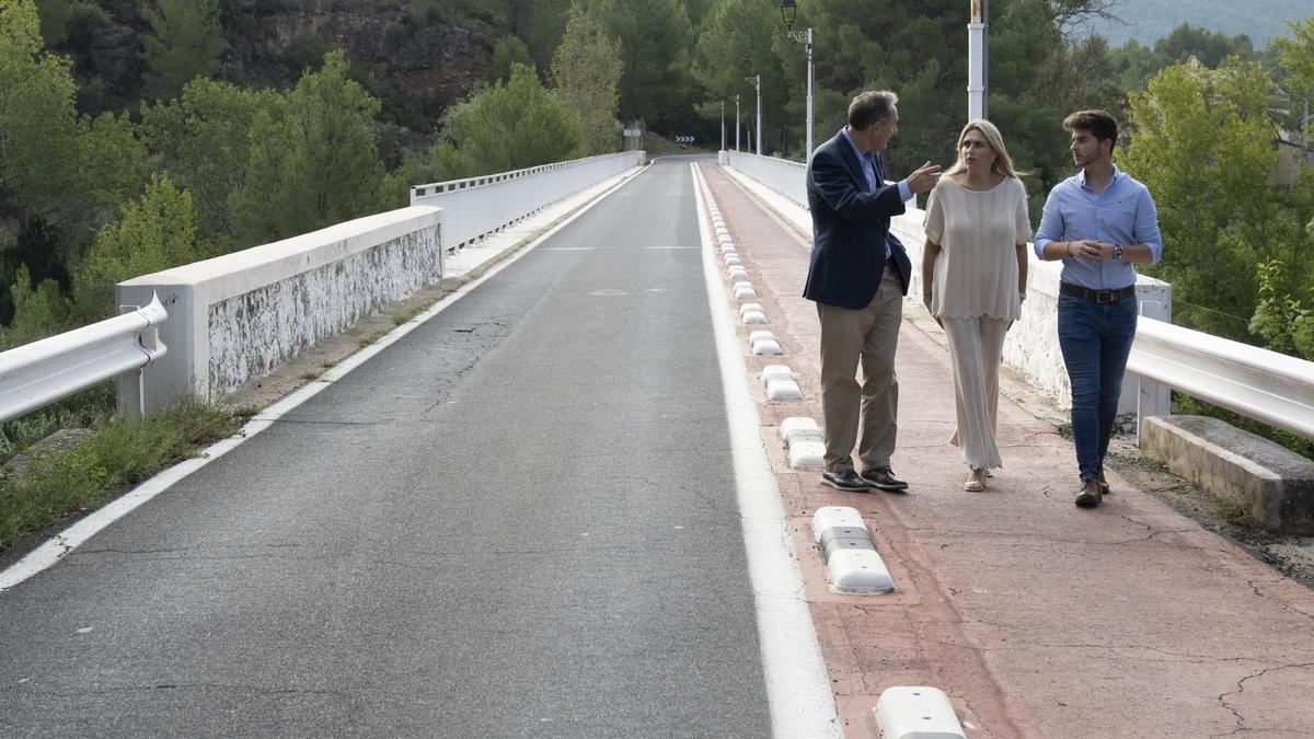 El secretario autonómico de Infraestructuras, la presidenta de la Diputación y el alcalde visitaron el puente de Fanzara.