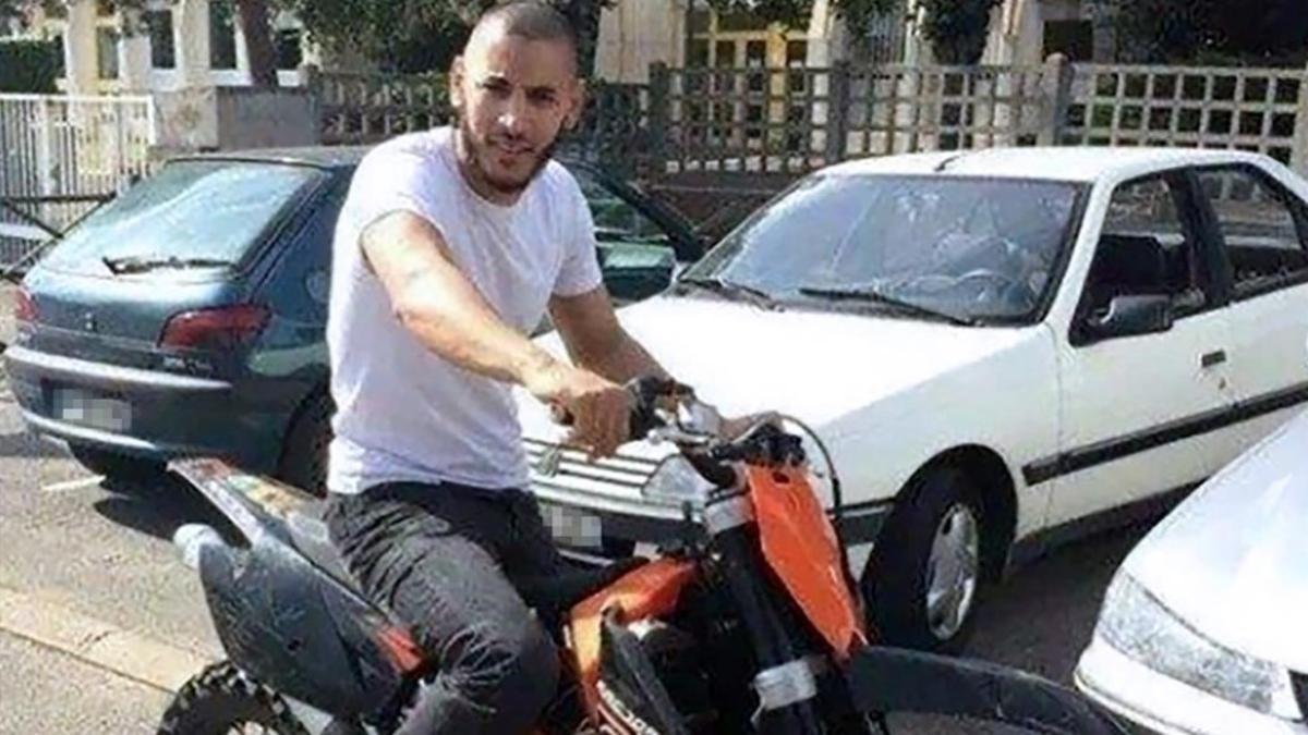 Larossi Abballa, en moto, en una imagen sin fecha extraída de Facebook.