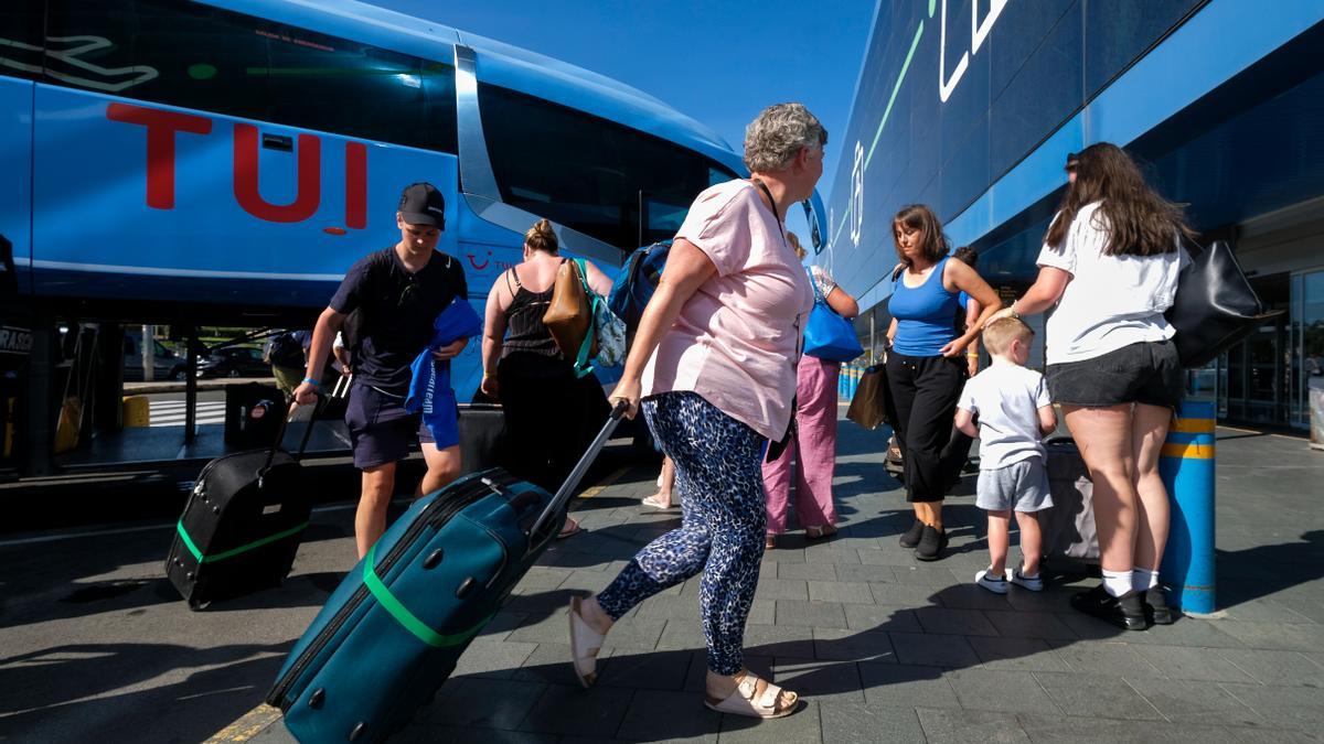 Turistas en el aeropuerto de Gran Canaria.