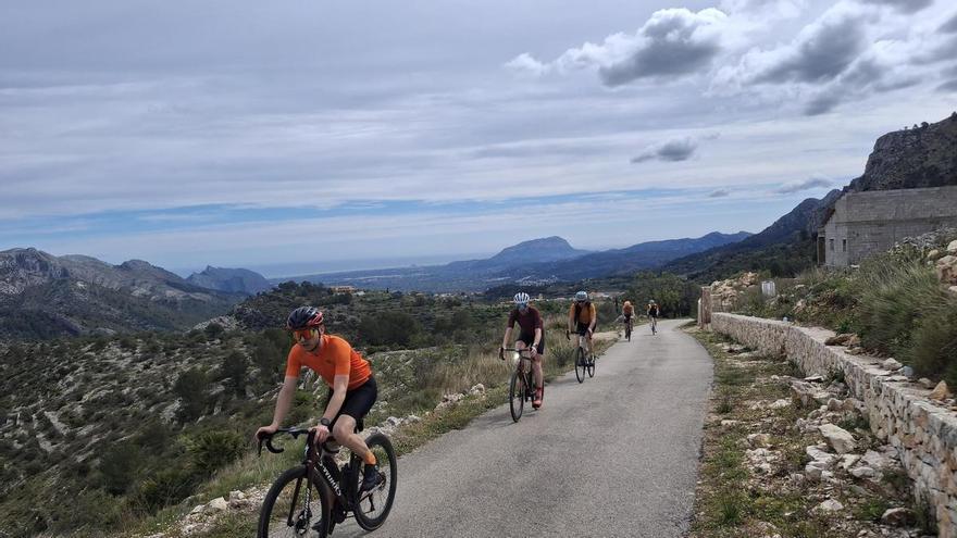 La Policía Local de Cullera salva la vida a un ciclista de 49 años que sufrió un infarto