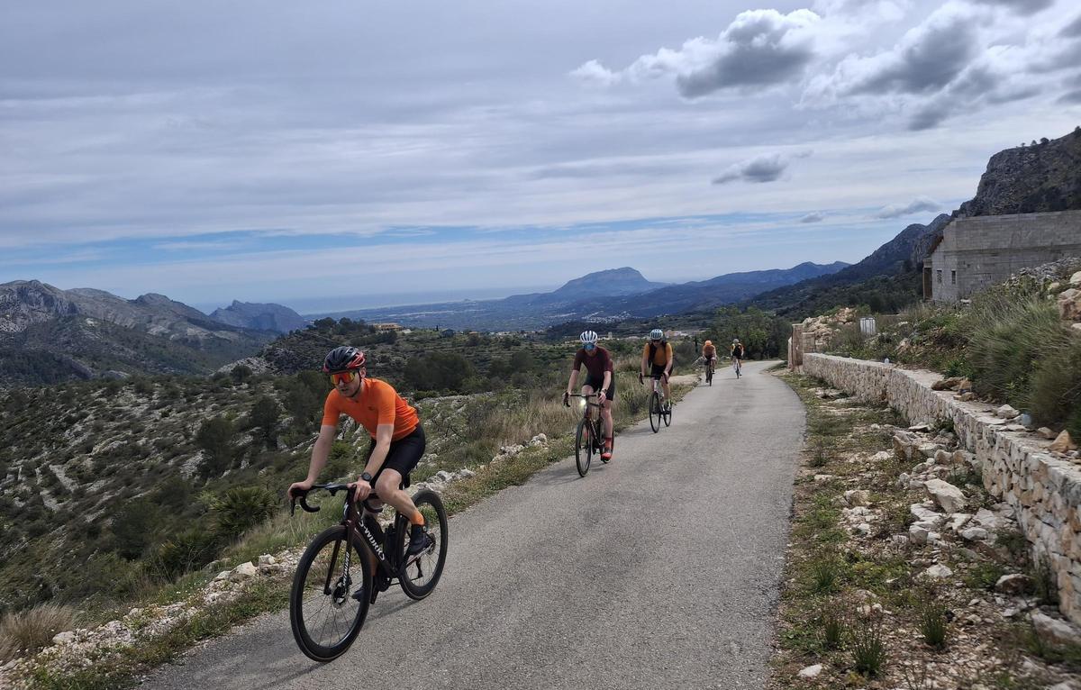 Los ciclistas ascienden por la estrecha y empinada carretera que lleva a la Venta del Collao
