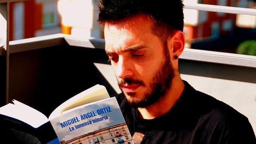 Miguel Ángel Ortiz leyendo ´La inmensa minoría´.