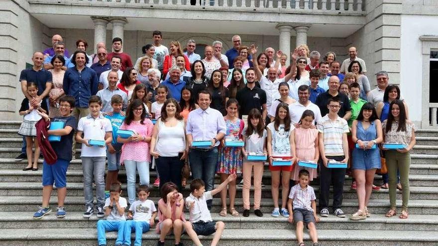 Estudiantes premiados el pasado año delante de la casa consistorial de Salvaterra. // A. H.