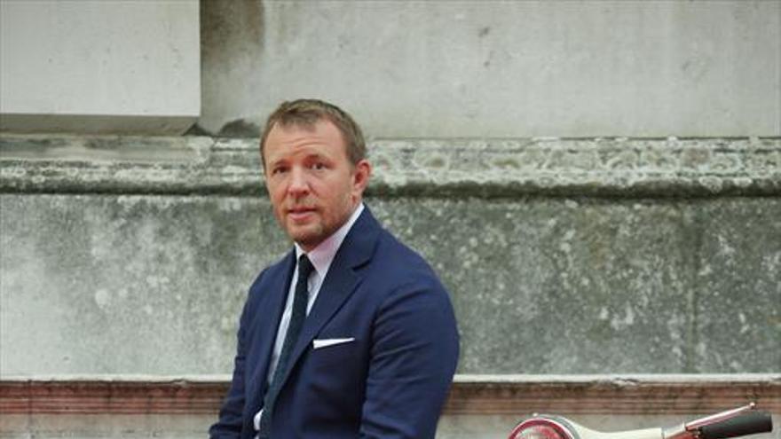 Guy Ritchie reiventa el mito del Rey Arturo en un filme «sorprendente»