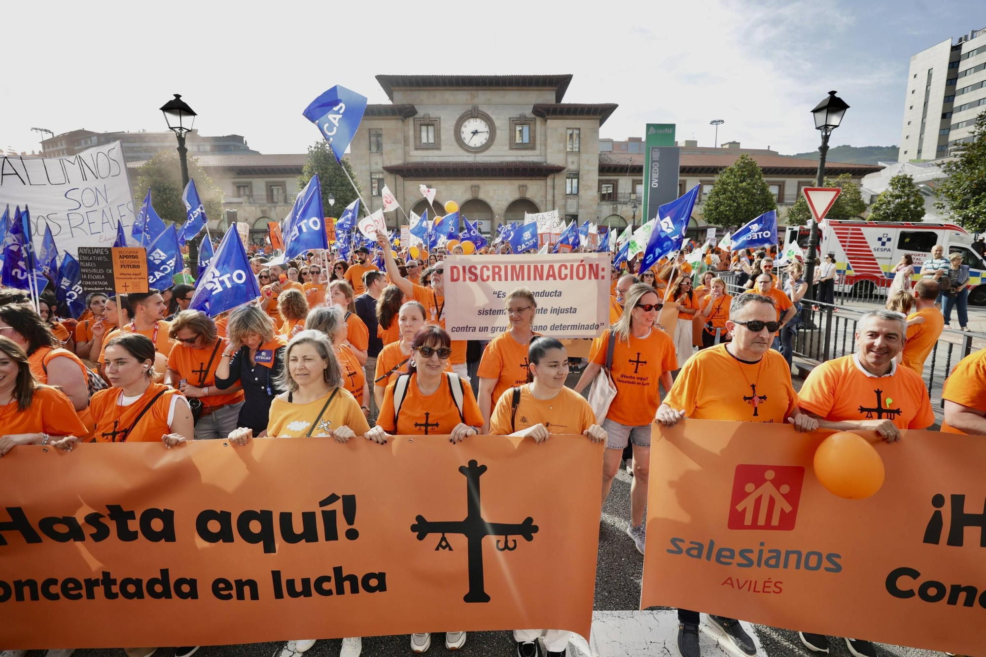 EN IMÁGENES | La marea naranja de profesores inunda Oviedo: manifestación de la escuela concertada