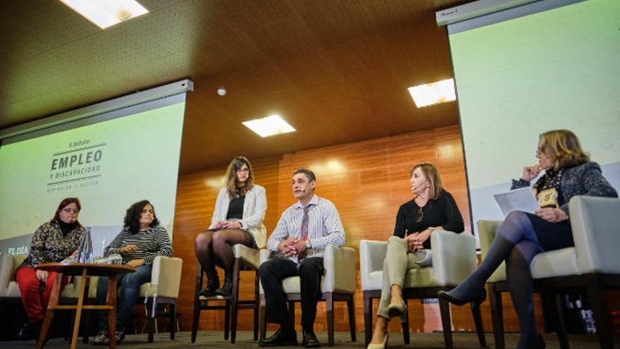 Un momento de la primera mesa de debate. De izquierda a derecha, Sonia Chinea, María Jesús Fariña, Verónica Pavés, Efraín Afonso, María del Carmen Hernández y Paula Romero.