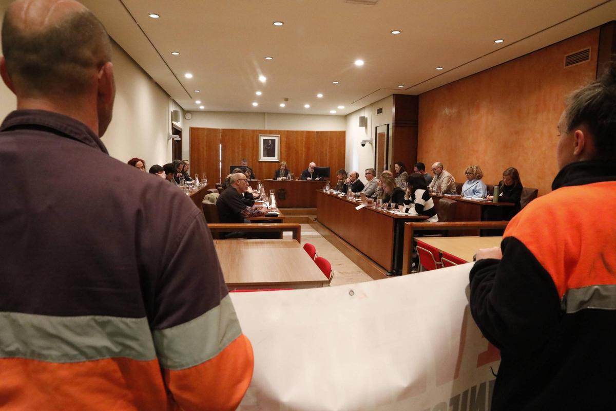 Trabajadores de la estiba, este martes, en el Pleno municipal