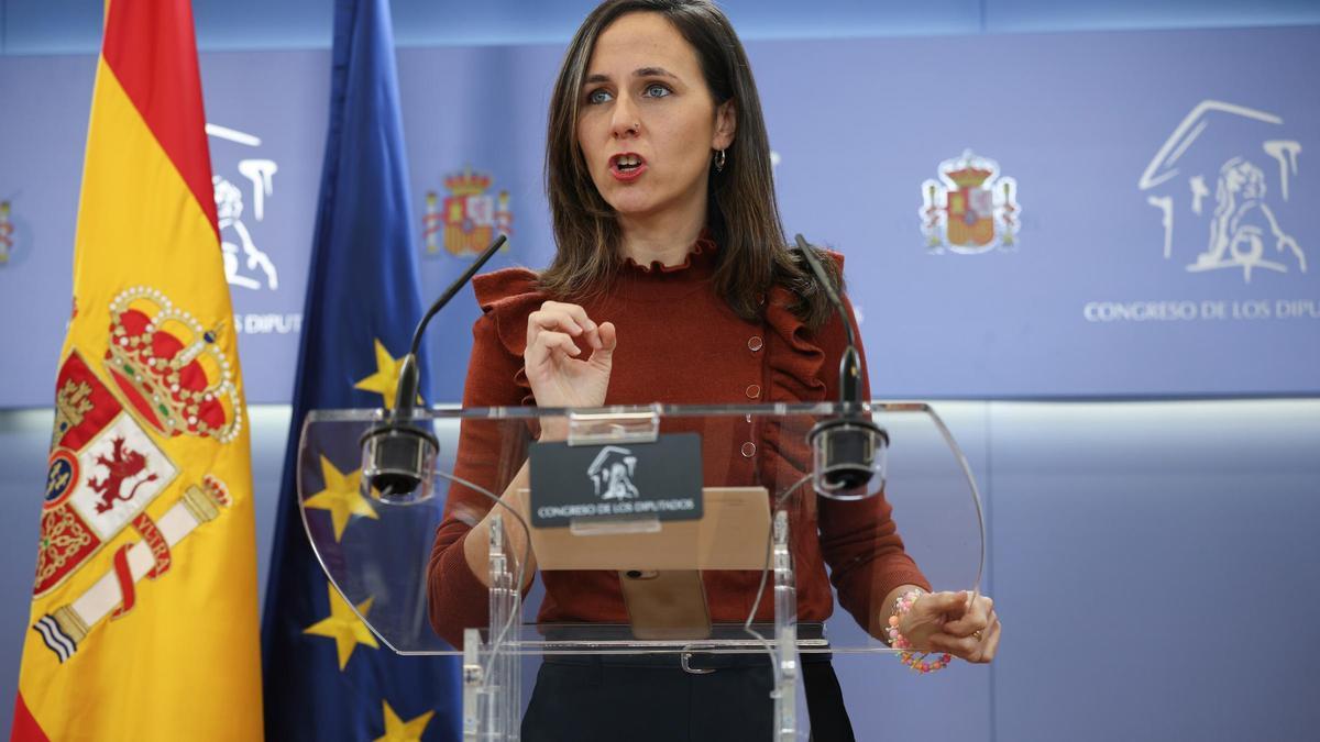 La portavoz de Podemos en el Congreso, Ione Belarra, durante una rueda de prensa en el Congreso de los Diputados, a 2 de diciembre de 2025, en Madrid (España).