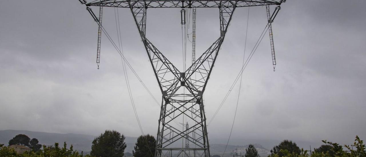 Una torre eléctrica en las proximidades de la subestación de Montesa. | PERALES IBORRA