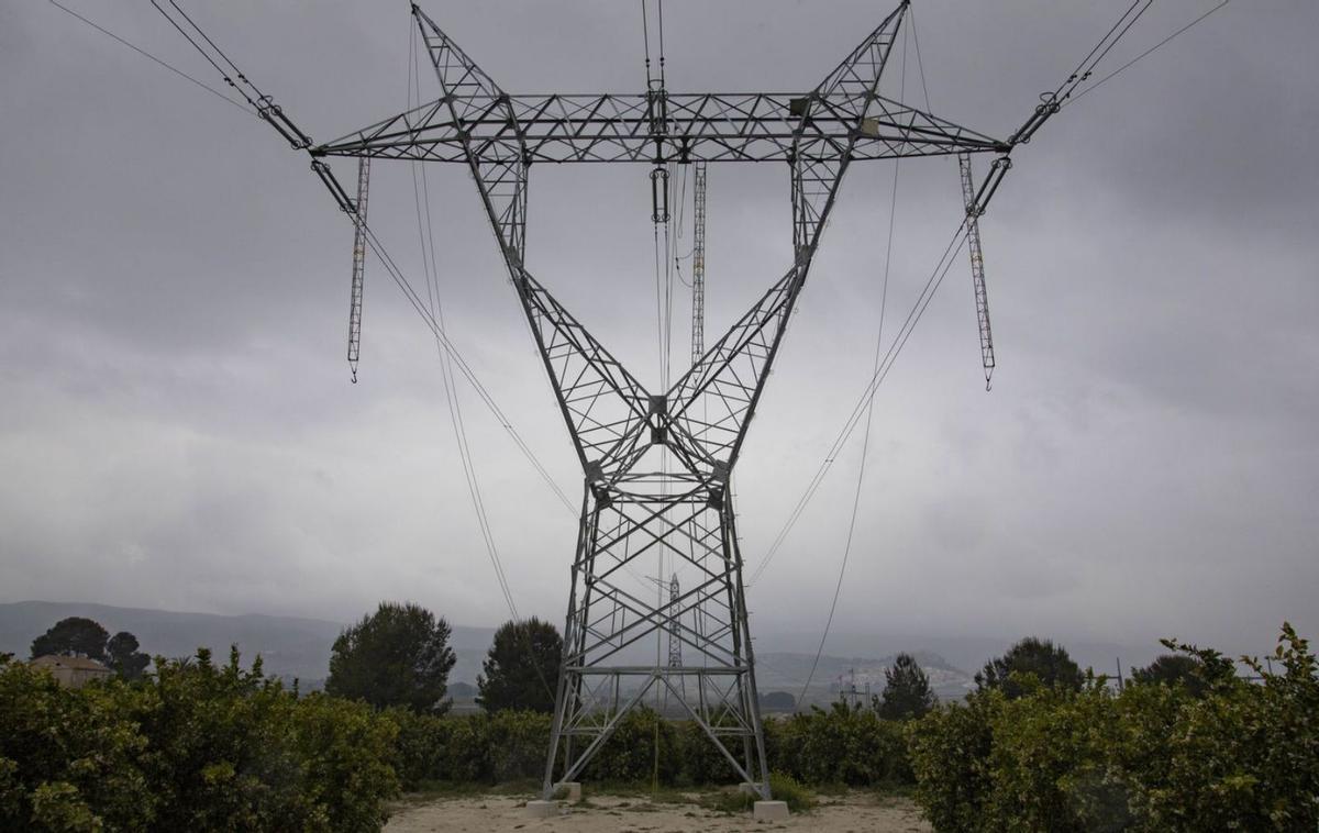 Una torre eléctrica en las proximidades de la subestación de Montesa. | PERALES IBORRA