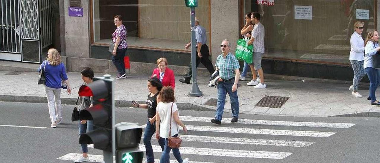 Peatones atraviesan la calle por una zona habilitada para ellos . //Iñaki Osorio