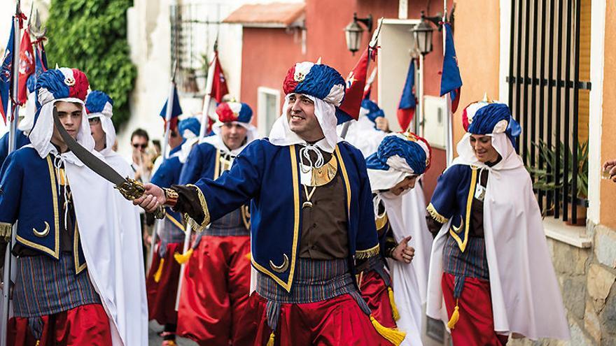 La Filà Bequeteros desfilando en Cocentaina