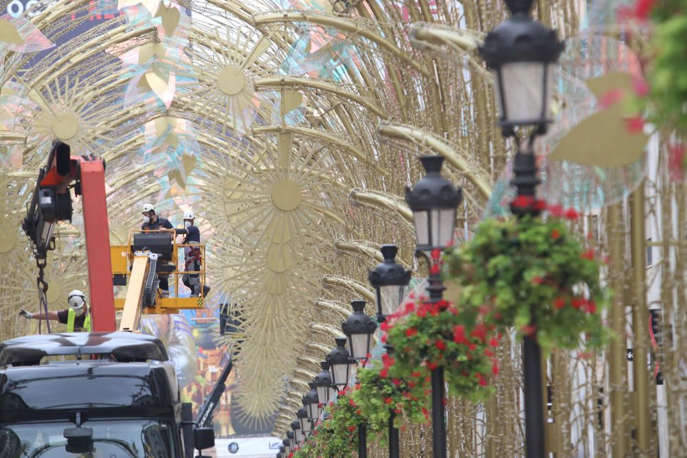 Una vez instalada la estructura los operarios se encargan ahora de colocar los elementos que componen la cúpula luminosa del alumbrado.