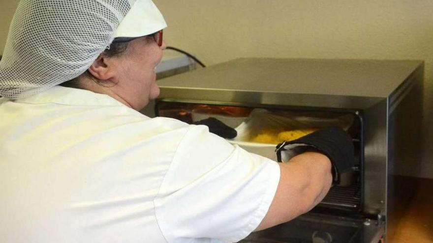 La comida procede de una línea fría que se calienta en un horno instalado en cada colegio. // Noé Parga