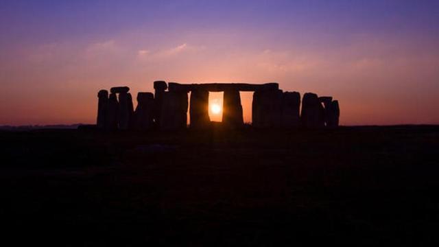El Sol, tras el monumento de Stonehenge (Reino Unido).