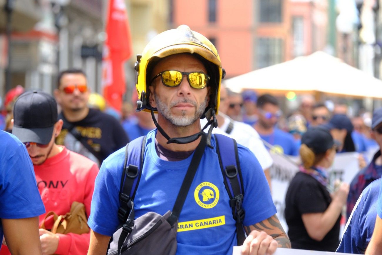 Los bomberos se manifiestan contra el Cabildo para exigir 80 trabajadores más