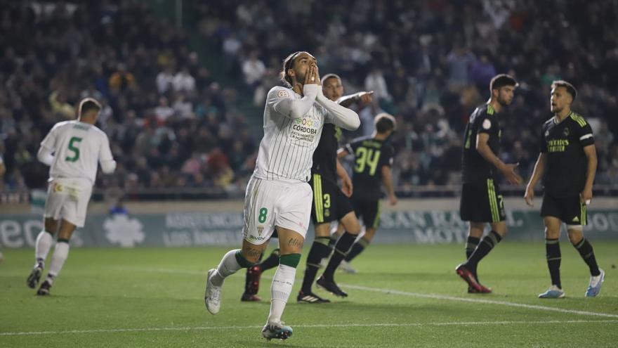 Gudelj lamenta una acción a balón parado ante el Castilla. Gudelj lamenta una acción a balón parado ante el Castilla.