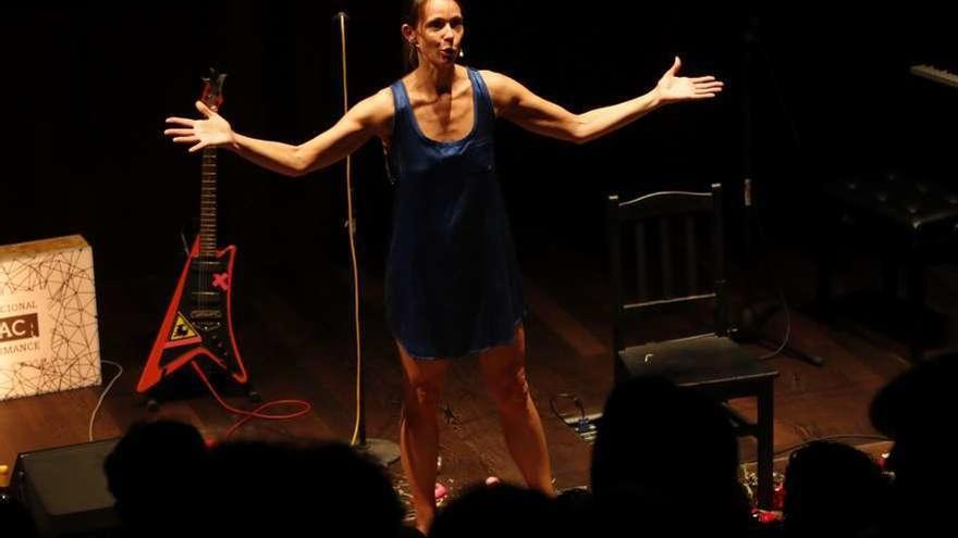 Un momento de la performance de Iria Sobrado, &quot;O Estado Crú&quot;, en la Fundación Barrié. // Ricardo Grobas