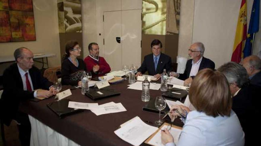 El jurado del Concurso de Cuentos de La Felguera, reunido ayer por la mañana en Langrehotel.