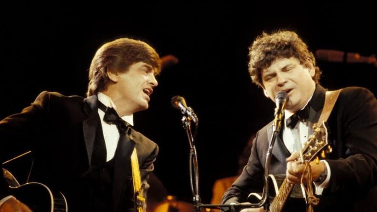 Phil Everly (izquierda) junto a su hermano Don en una actuación en el Royal Albert Hall.