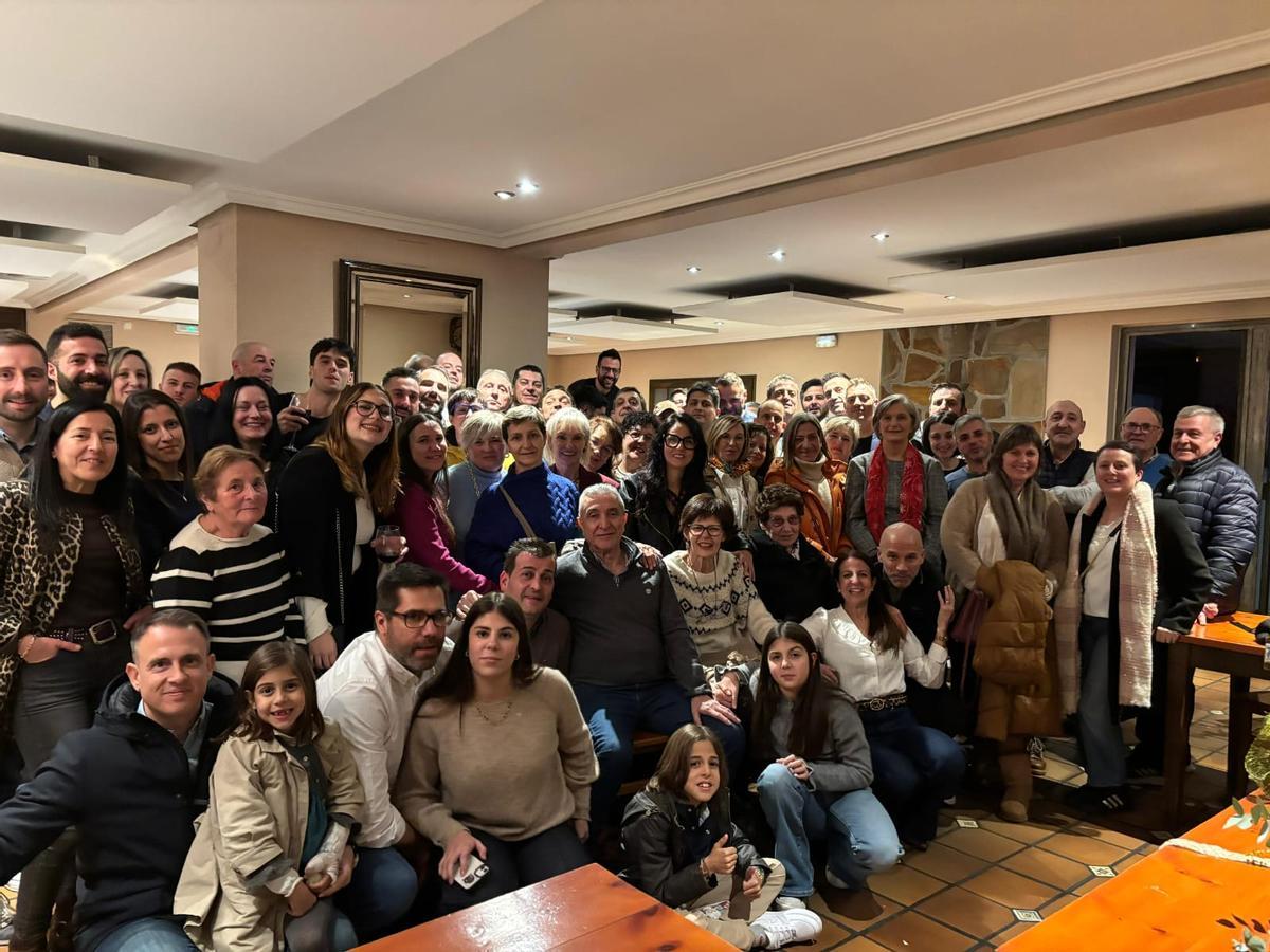 José Luis y Norma, rodeados de familiares y exempleados, durante el sentido homenaje que les tributaron.