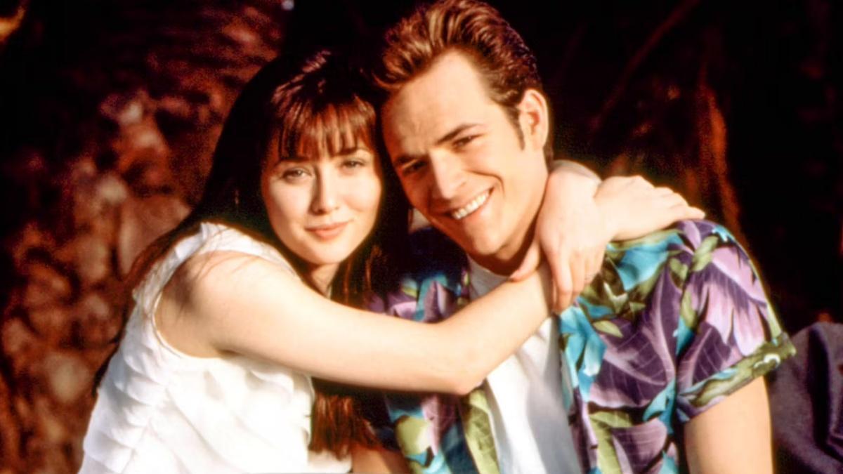 Brenda Walsh (Shannen Doherty) y Dylan Mckay (Luke Perry) en 'Sensación de vivir'